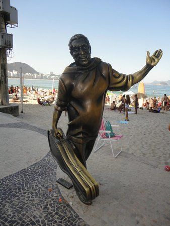 Estátua de Dorival Caymmi